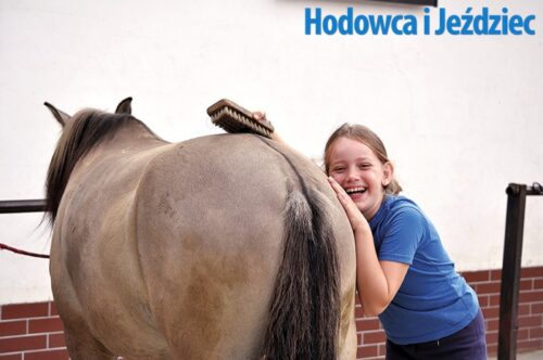 Kontakt z koniem wywołuje uśmiech na twarzach dzieci fot. Ewa Jastrzębska