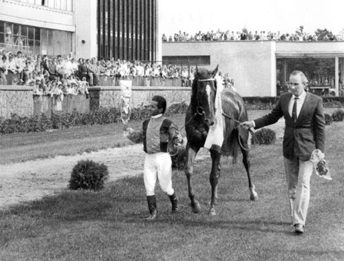 Trener Andrzej Walicki i dżokej Mieczysław Mełnicki podczas rundy honorowej z Korabem, zwycięzcą Derby w 1985 r. fot. Andrzej Klimek