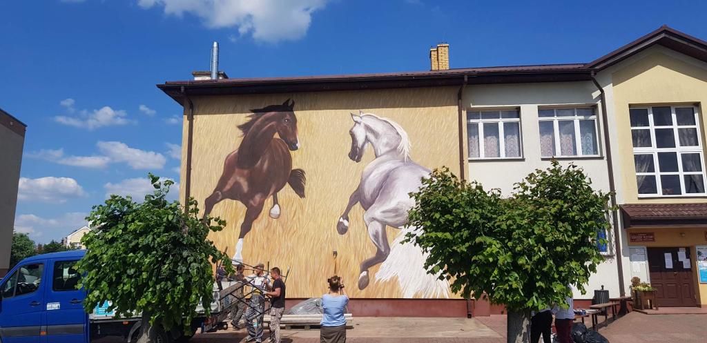 Mural na stulecie urodzin profesora Ludwika Maciąga na ścianie Miejskiego Ośrodka Kultury w Janowie Podlaskim